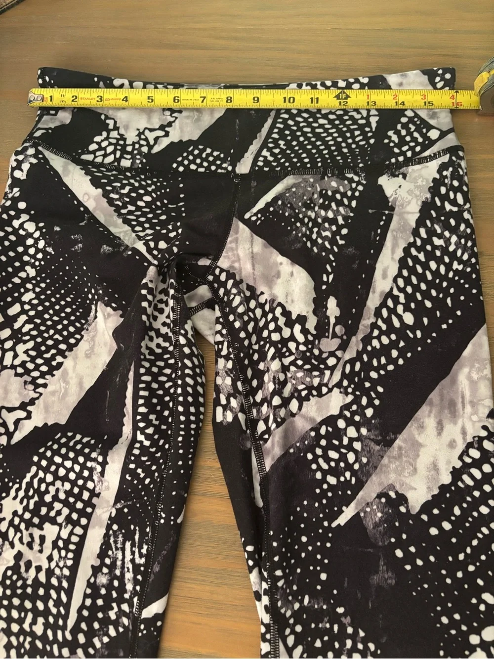 Lululemon Size 10 Black White Abstract Print Cropped Capri Leggings